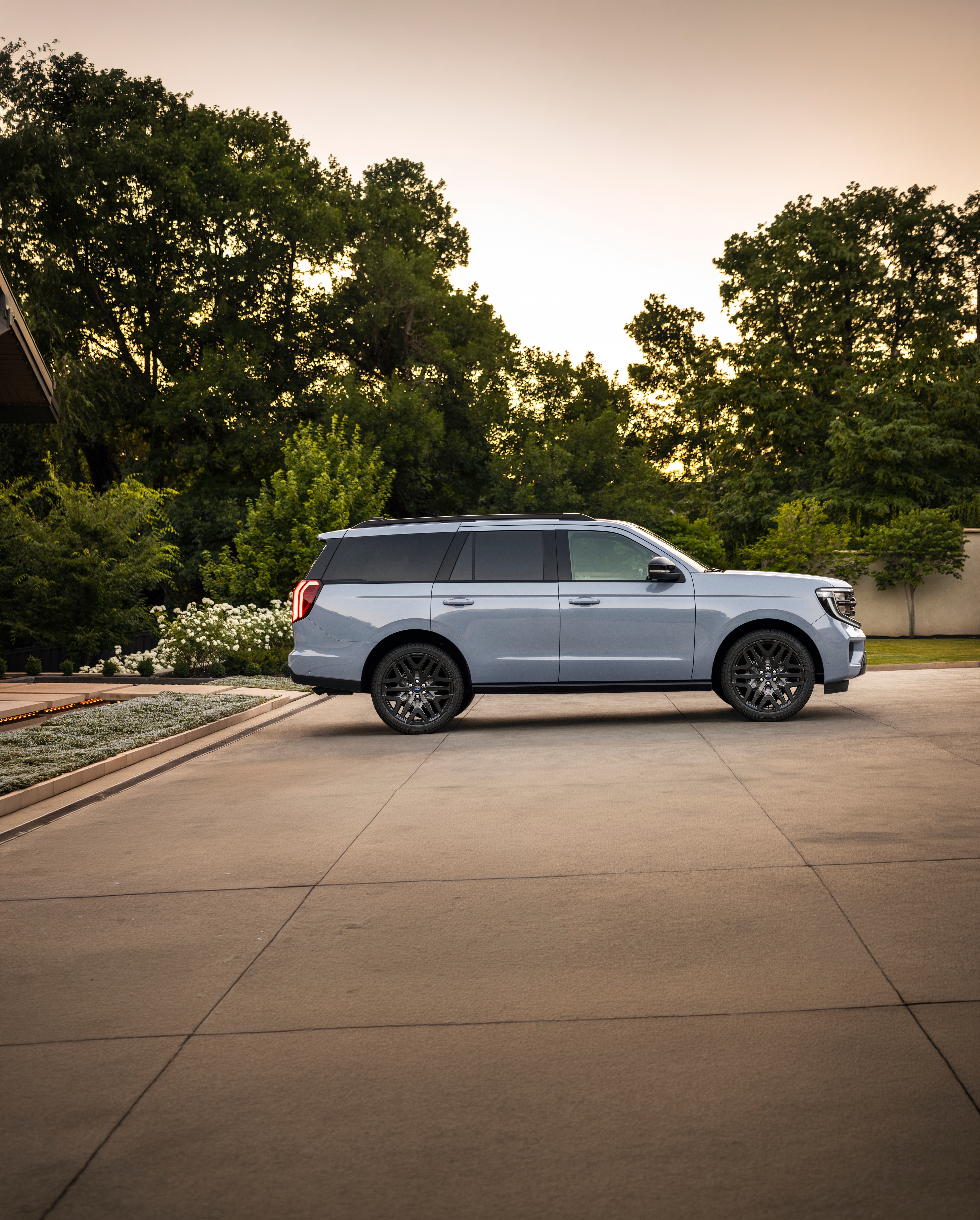 2027 Ford Expedition® Platinum® SUV with available Stealth Performance Package side profile