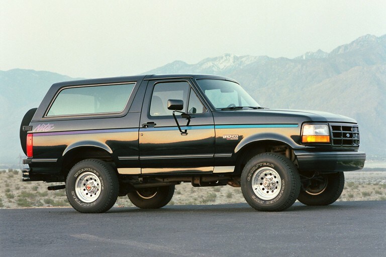 Bronco Nite 1991 en Raven Black con franja de cinta a color en contraste