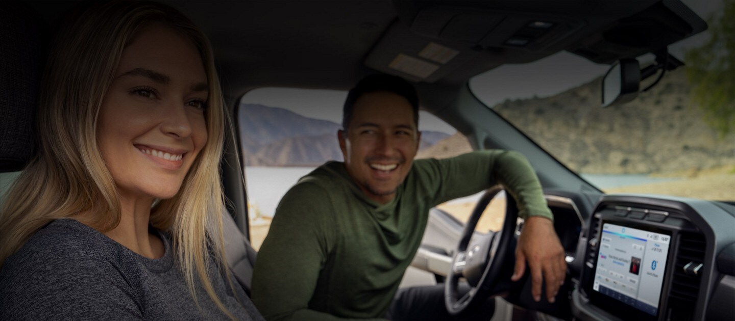 Dos personas sentadas en el interior de un F150® Lightning