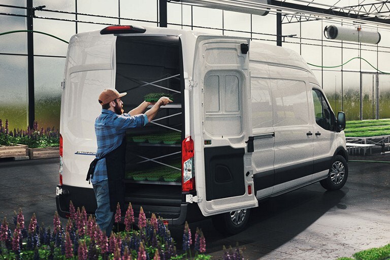 Una Ford E-Transit™ 2022 con una persona cargando productos dentro de un invernadero