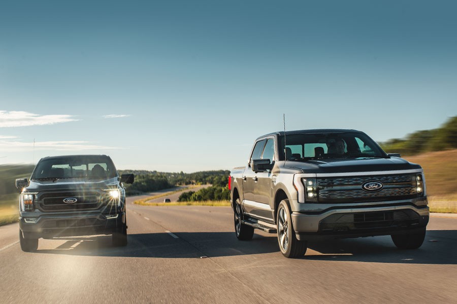 Dos camionetas Ford F-150® circulando por la carretera
