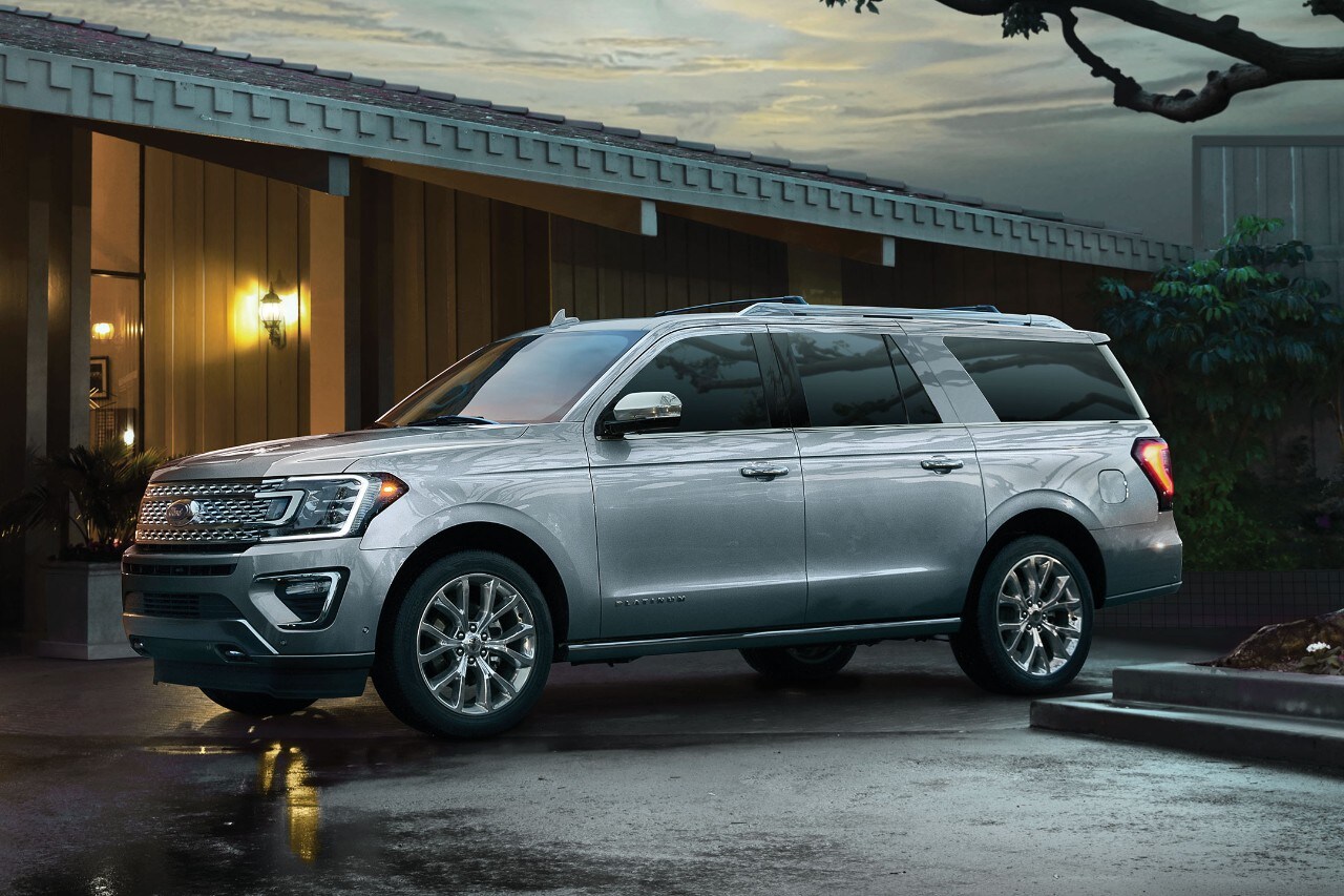 2018 Ford Expedition Suv 3rd Row Seating For 8 Pengers 2018 Ford Expedition Parked In Front Of Building