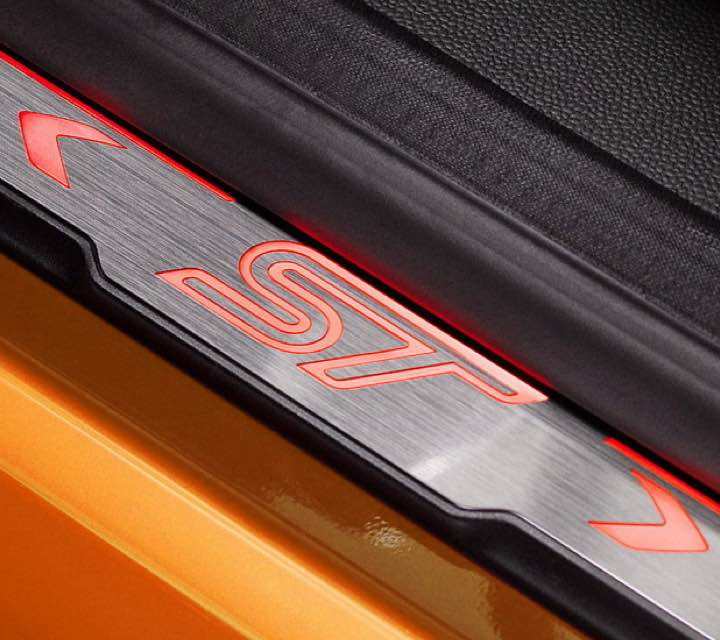 Placas protectoras en los umbrales de las puertas con el logo ST