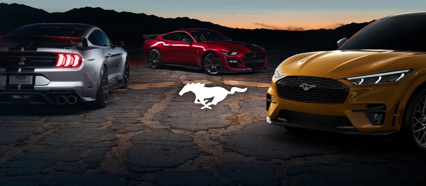 Tres Ford Mustang 2021 estacionados en las montañas