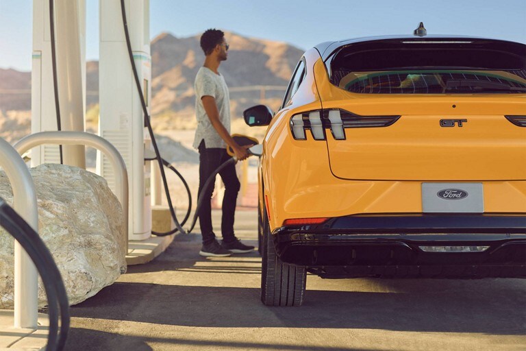 Una Ford Mustang Mach-E 2023 en una Estación de Carga BlueOval™