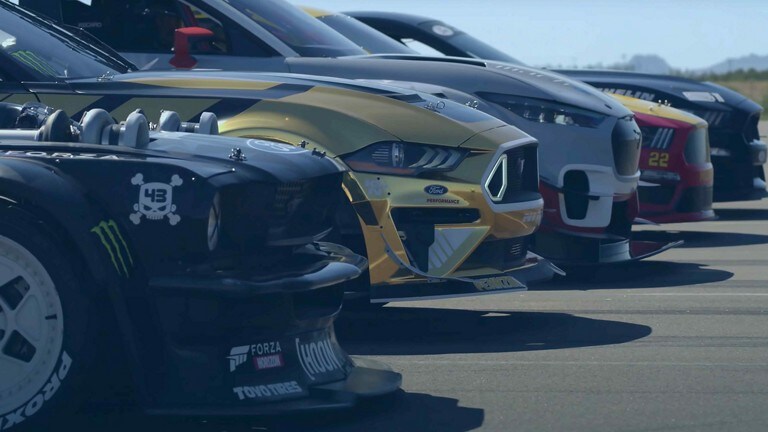 Una fila de Ford Mustang