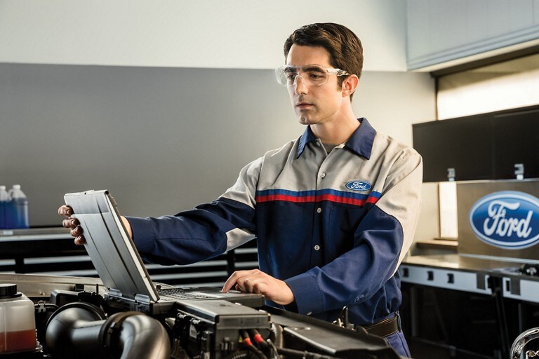 Un trabajador de un concesionario Ford con su computadora