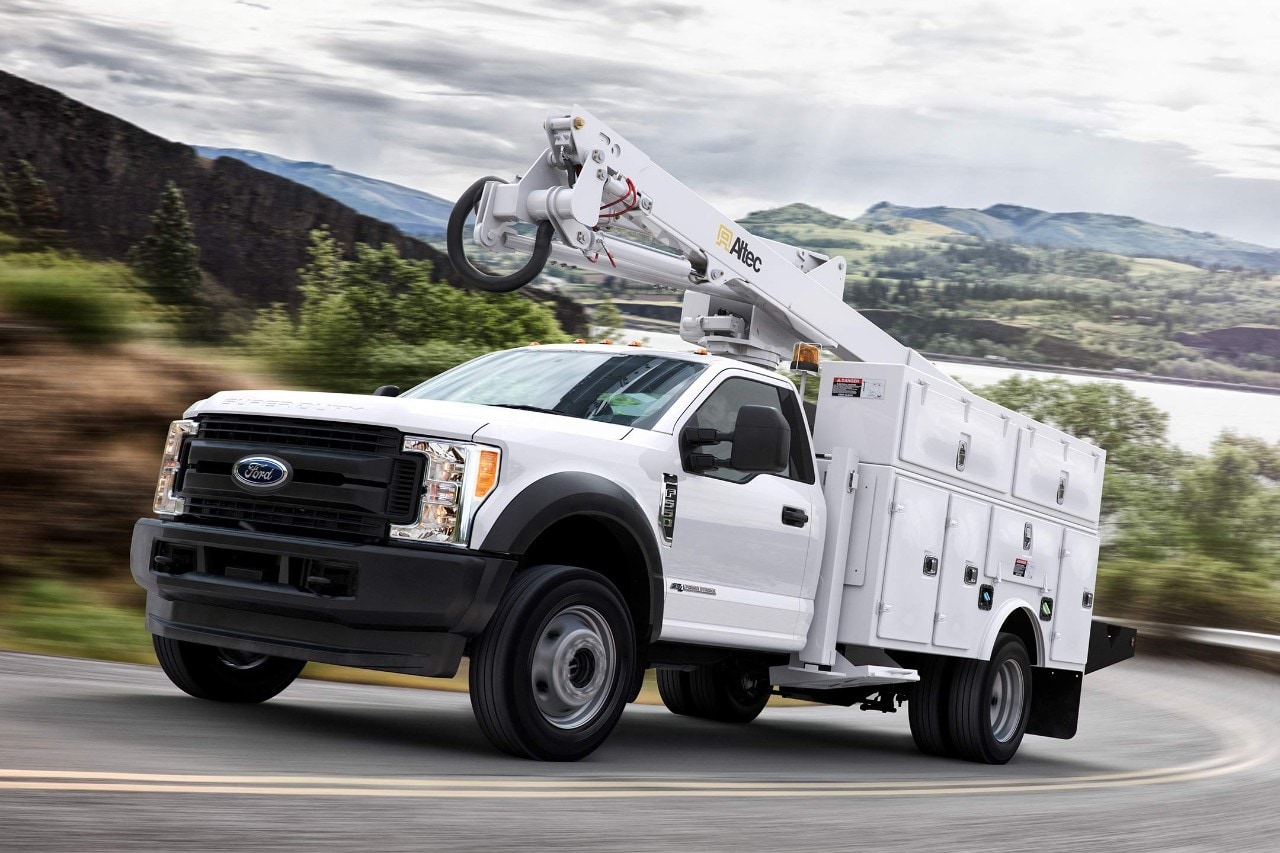 Camioneta Comercial Ford en la carretera 