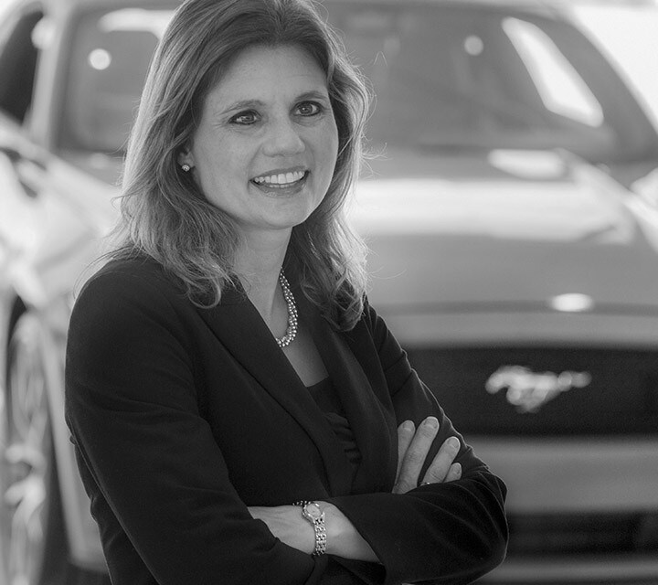 Un primer plano en blanco y negro de la Dra. Cynthia Flanigan, una mujer innovadora en Ford. La foto se amplía ligeramente al pasar sobre ella. Haz clic en su foto para ir a su biografía profesional.