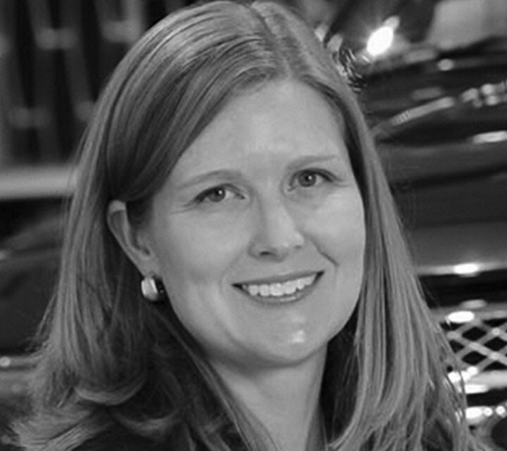 Un primer plano en blanco y negro de Jackie Marshall DiMarco​​​​​​​, una mujer innovadora en Ford. La foto se amplía ligeramente al pasar sobre ella. Haz clic en su foto para ir a su biografía profesional.