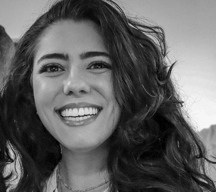 Un primer plano en blanco y negro de Julia Matos, una mujer innovadora en Ford. La foto se amplía ligeramente al pasar sobre ella. Haz clic en su foto para ir a su biografía profesional.