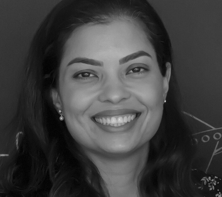 Un primer plano en blanco y negro de Poliana Rocha, una mujer innovadora en Ford. La foto se amplía ligeramente al pasar sobre ella. Haz clic en su foto para ir a su biografía profesional.