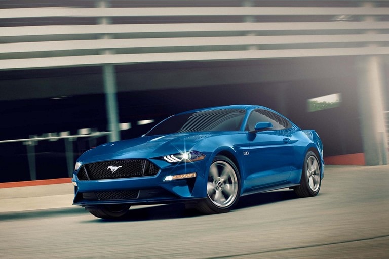 Un Ford Mustang 2022 saliendo de un estacionamiento