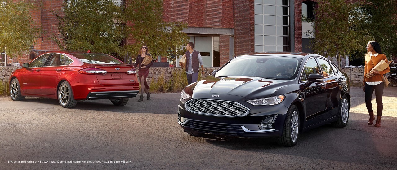 Se muestran dos Titanium hybrid plug-ins en Ruby Red y Agate Black