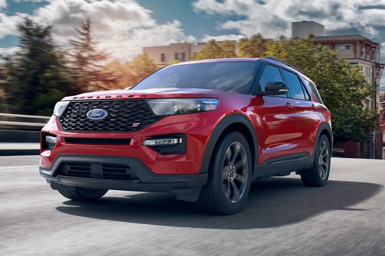 Una Ford Explorer ST 2021 andando por una ciudad pequeña 