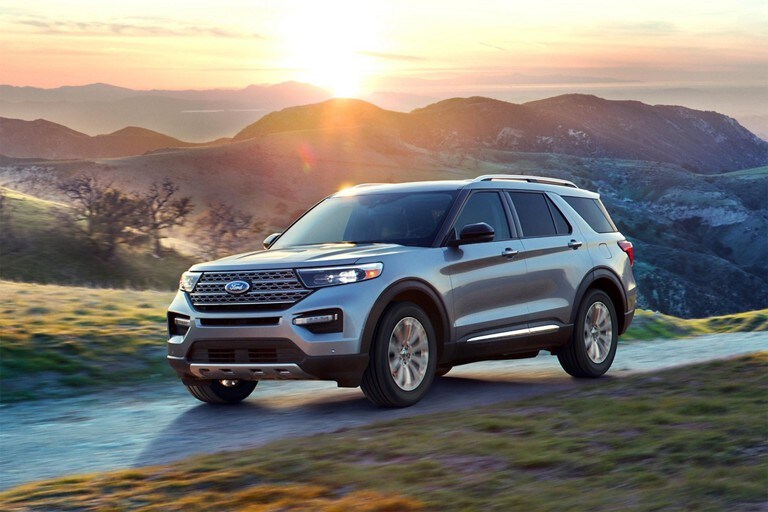 Una Ford Explorer Limited 2021 con ruedas de aluminio pulido a mano de 20" opcionales