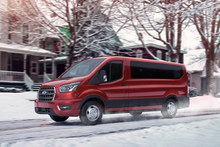 Un Wagon para Pasajeros Ford Transit 2020 andando por un suburbio cubierto de nieve