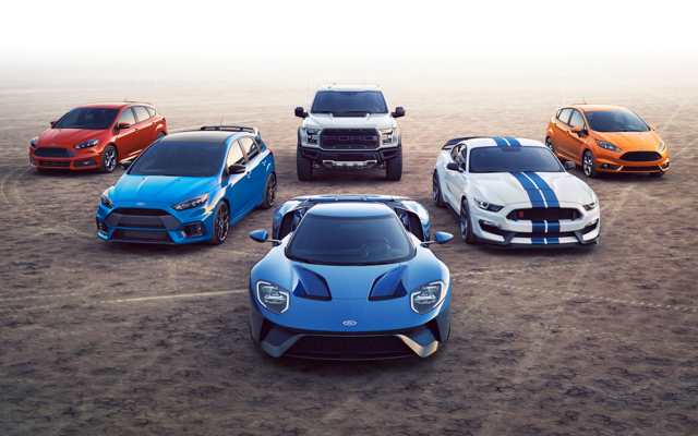 Grupo de vehículos de desempeño Ford estacionados en un lecho de lago seco.