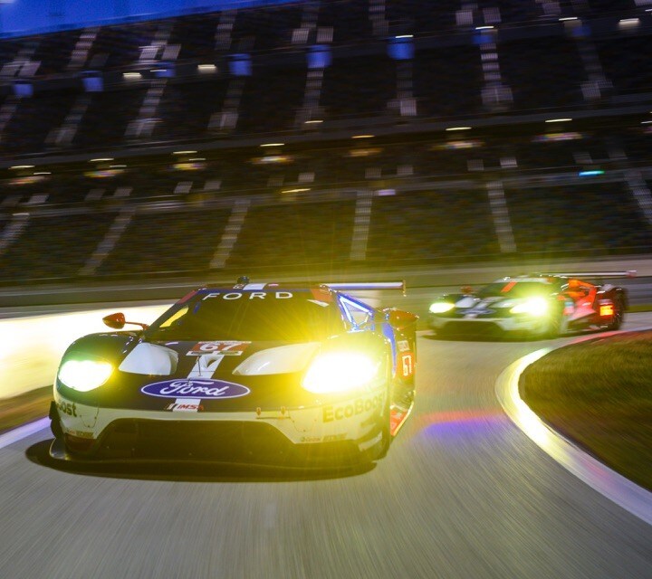 Dos vehículos Ford G T en una pista de carreras de noche