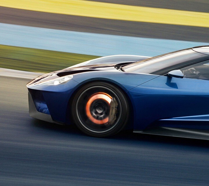 Ford G T en una pista de carrera