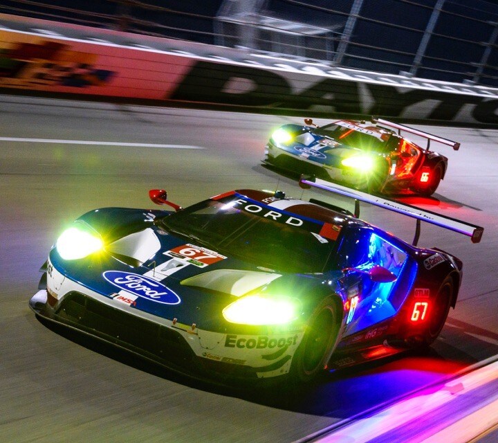 Dos vehículos Ford G T en una pista de carreras de noche