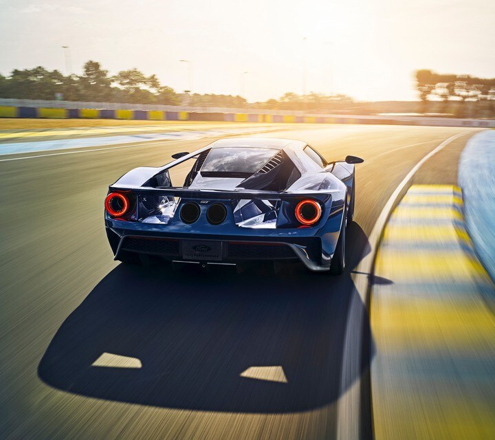 Vista trasera del Ford G T en pista de carrera de Le Mans