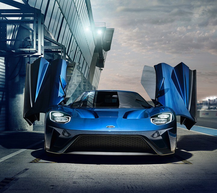 El Ford G T en la pista de carrera de Le Mans con las puertas abiertas en boxes