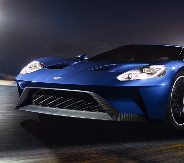 El Ford G T de noche en la pista de carrera de Le Mans