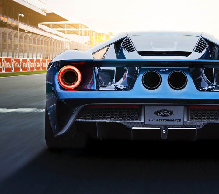 Ford G T en una pista de carrera