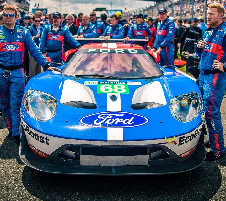 Ford G T surrounded by pit crew before race