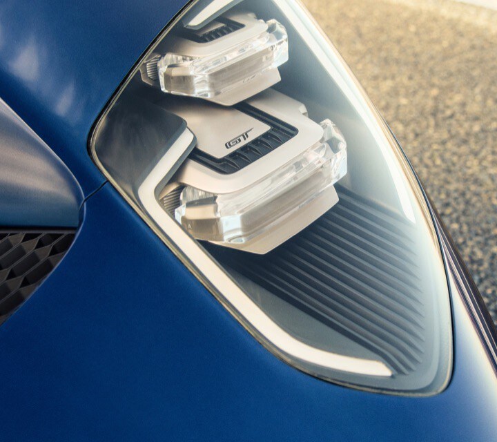 Vista trasera del auto de carrera Ford G T