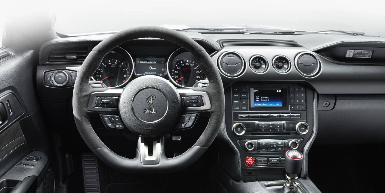 Volante, panel de instrumentos y palanca de cambios del Shelby GT350 2018.