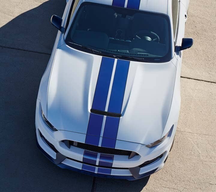 Ford GT350 2018 con franja de competencia sobre la cubierta disponible.