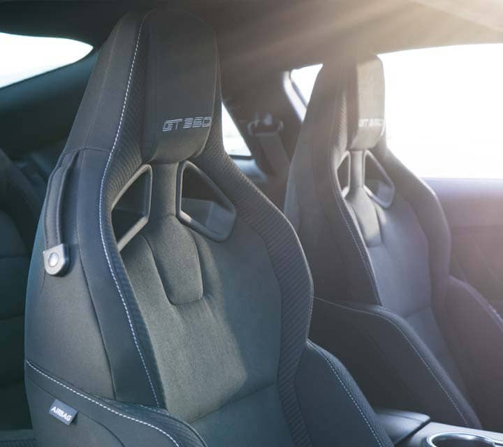 Interior del Ford GT350 2018 con asientos RECARO.