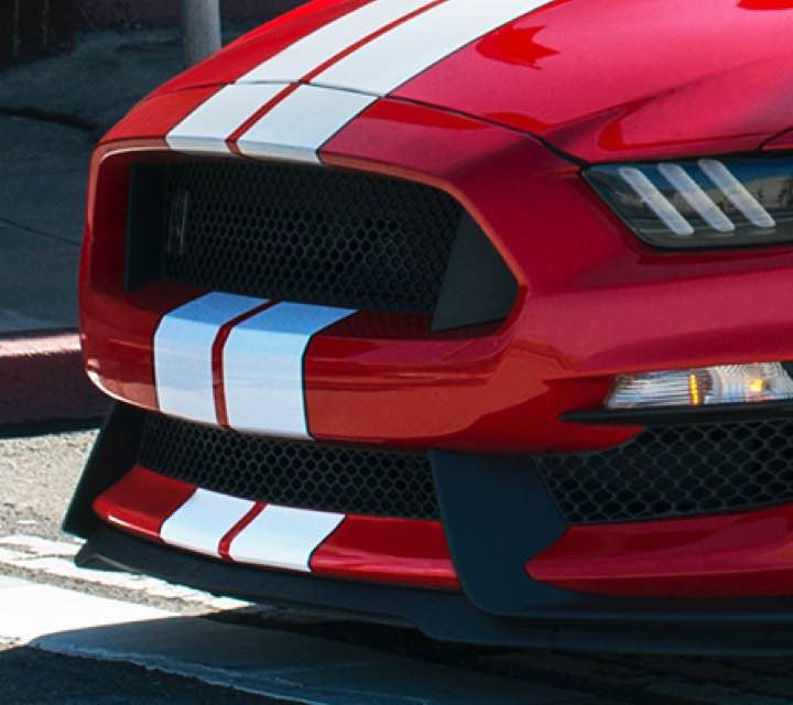 Shelby GT350 2018 en Race Red en calle urbana.