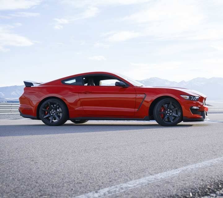 Ford GT350 2018 de perfil completo. 