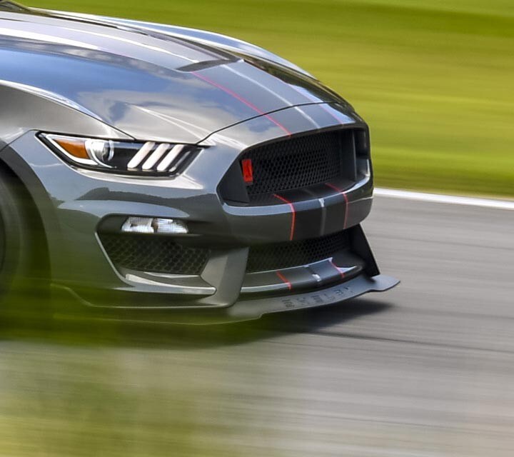 Extremo delantero del Ford GT350 2018.