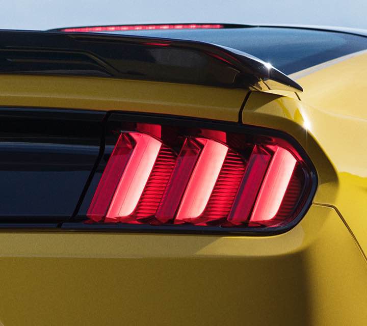 Shelby GT350 2018 en una pista de carreras.