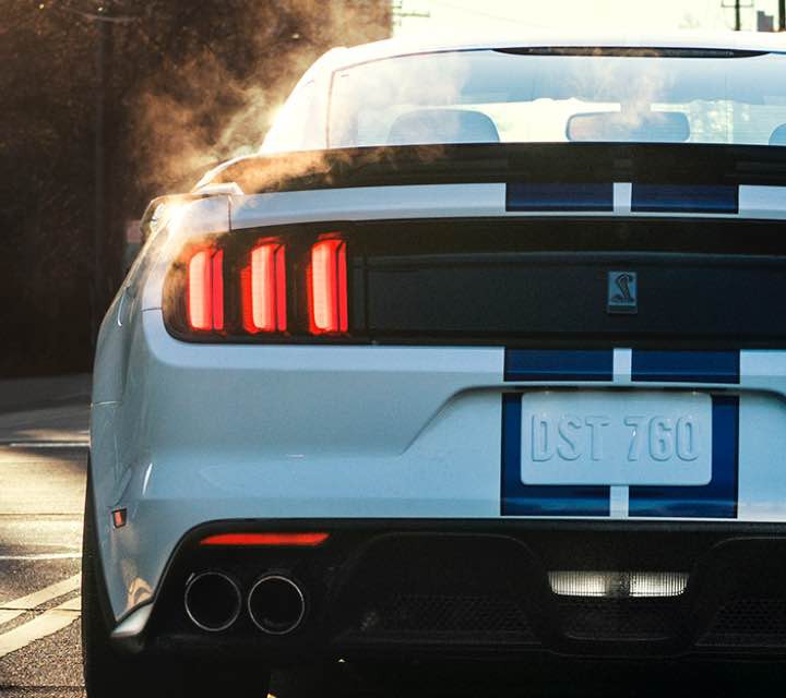 Vista trasera del Ford GT350 2018 con alerón de cajuela estándar. 
