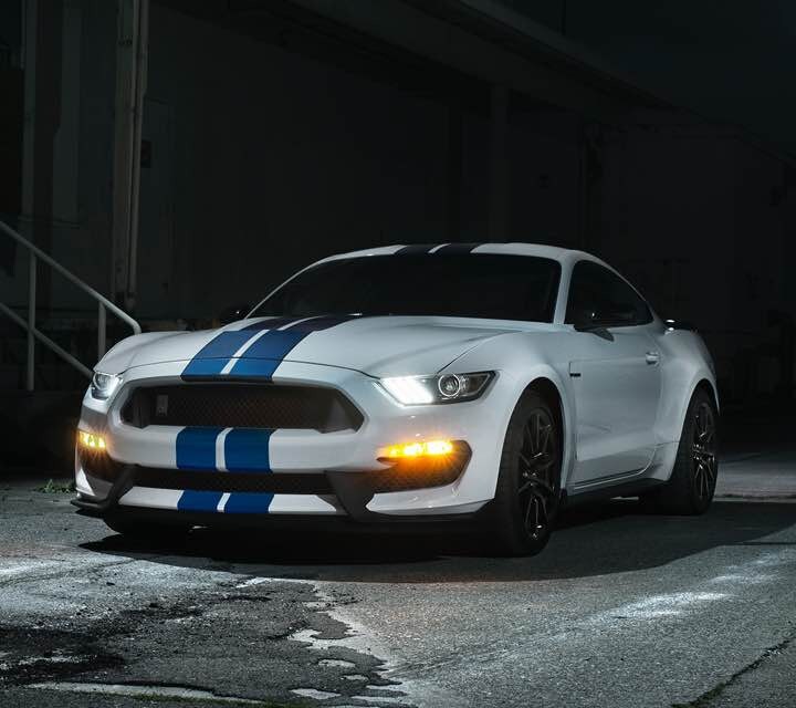 Ford GT350 2018 de noche con faros delanteros de descarga de alta intensidad HID.