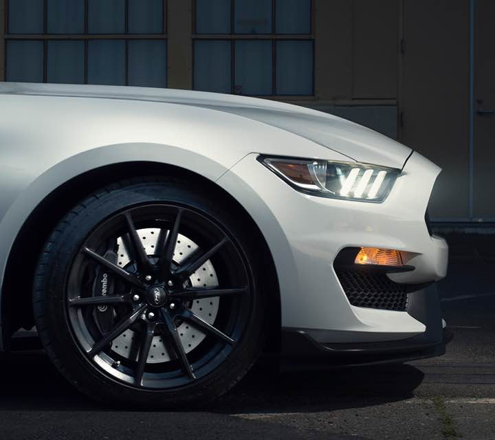 Ford GT350 2018 con ruedas de aluminio pintado en Ebony Black de 19".