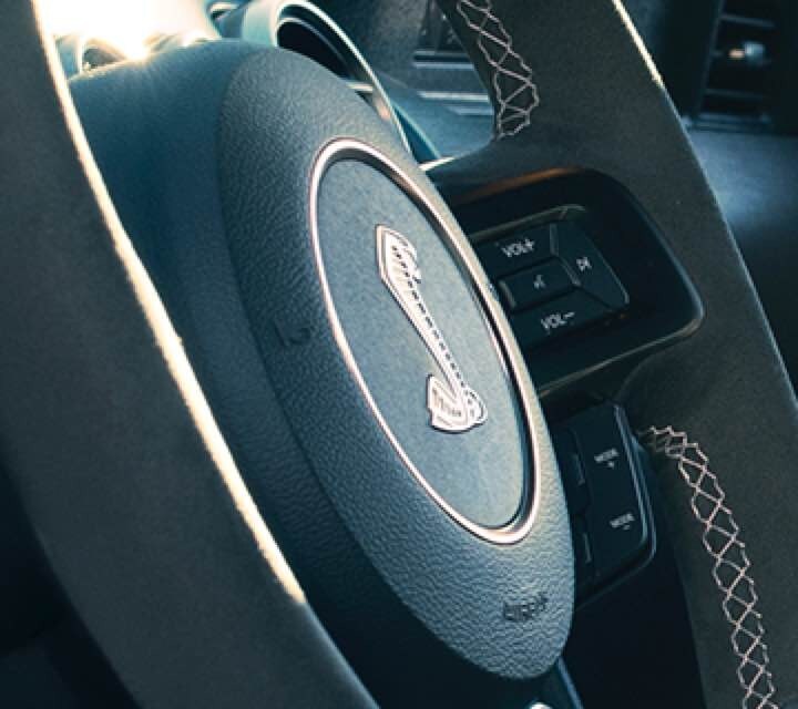Se muestra el interior del Shelby GT350 2018 en Ebony.