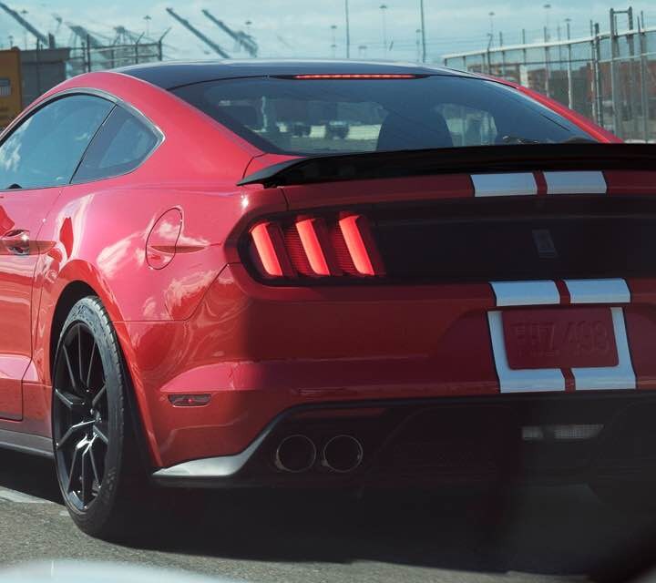 Shelby GT350 2018 con señales de giro traseras secuenciales.