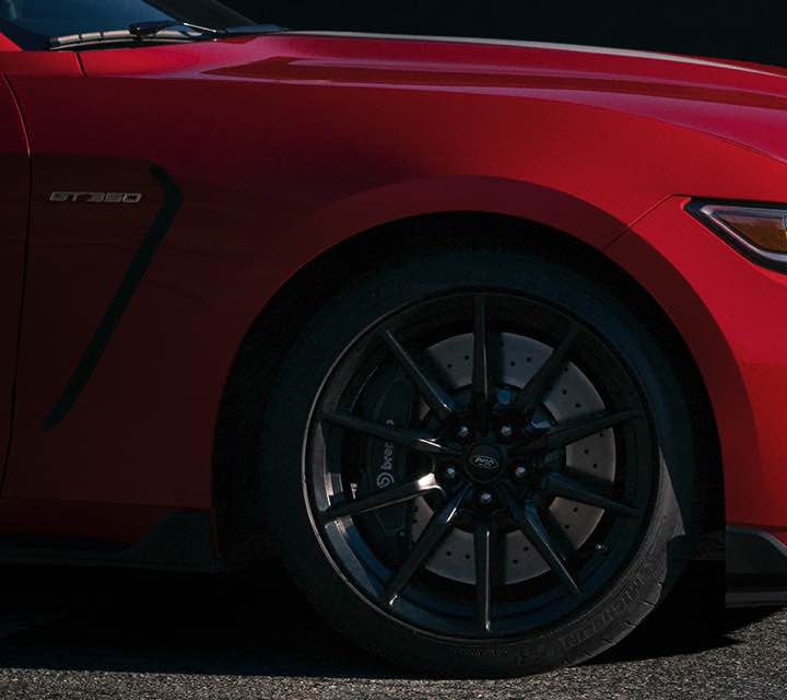 El Shelby GT350 2018 cruzando una calle.