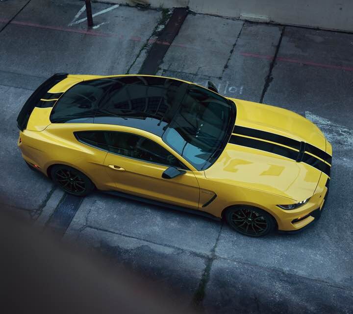 Shelby GT350 2018 visto desde arriba en una calle urbana.