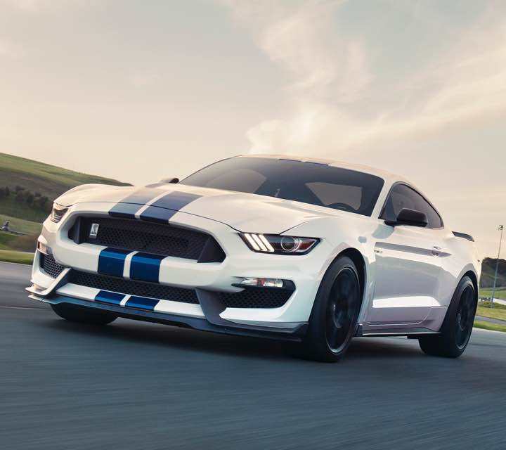 Un par de Shelby GT350 2018 en una pista de carreras.