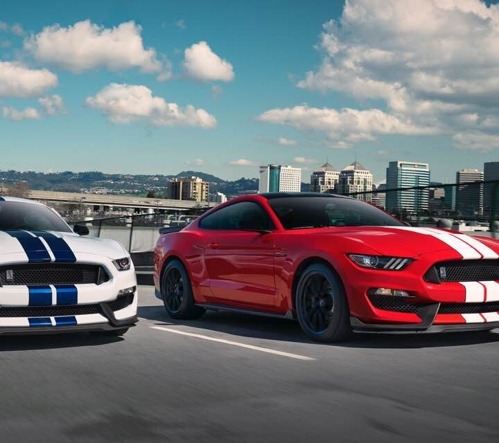 Un par de Ford GT350 2018 pasando por la calle.