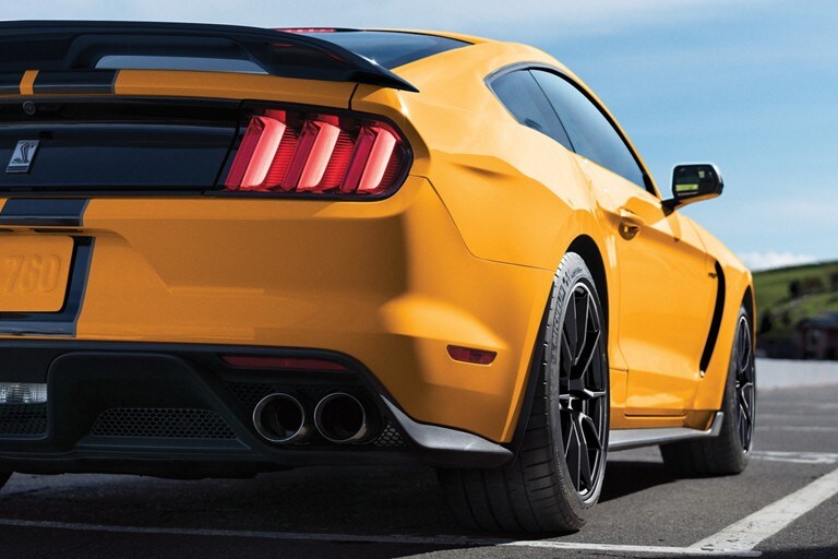 Vista trasera de un Shelby G T 350 2019 en una pista de carreras