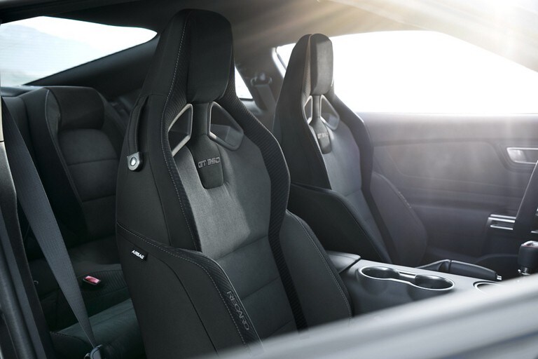 Primer plano del interior del Ford G T 350 2019 con asientos RECARO en Dark Slate
