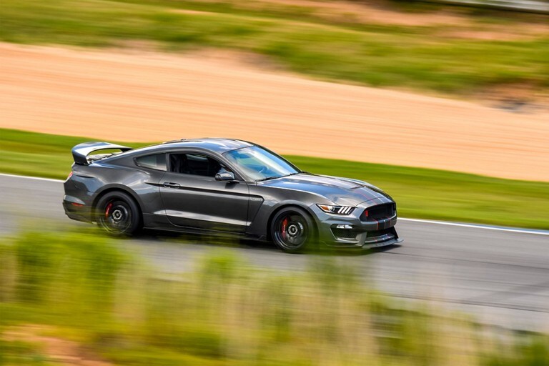 Se muestra el Ford Shelby G T 350 R 2019 pasando por una pista
